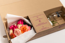 Load image into Gallery viewer, Caja Bouquet 12 rosas Rainbow
