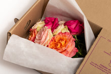 Load image into Gallery viewer, Caja Bouquet 12 rosas Rainbow