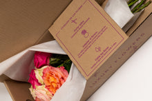 Load image into Gallery viewer, Caja Bouquet 12 rosas Rainbow