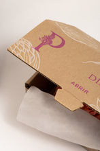 Load image into Gallery viewer, Caja Bouquet 12 rosas Rainbow