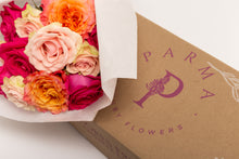 Load image into Gallery viewer, Caja Bouquet 12 rosas Rainbow