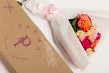 Load image into Gallery viewer, Caja Bouquet 12 rosas Rainbow